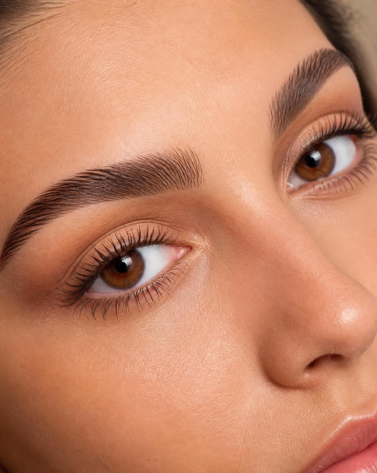 Hybrid Brow Tinting bij Zazie Beauty